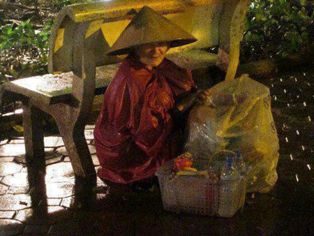 Mẹ Phan Thị Yến gần 90 tuổi, mù cả 2 mắt vẫn nép mình sau lưng chiếc ghế đá ở Hồ Gươm để kiếm tiền nuôi những người con tật nguyền.